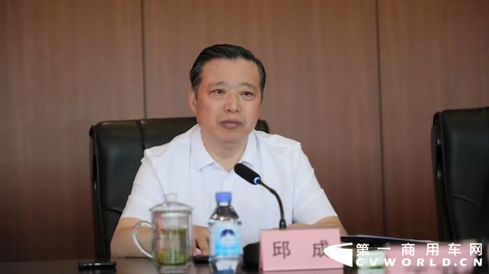 日前，国家开发银行江苏分行党委书记、行长王卫东一行莅临徐工汽车，就投资进展与金融支持事宜展开实地调研。徐工集团董事长邱成，徐工集团副总经理、徐工汽车总经理罗东海陪同调研。
