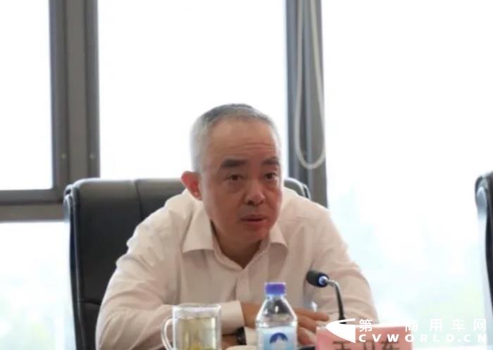日前，国家开发银行江苏分行党委书记、行长王卫东一行莅临徐工汽车，就投资进展与金融支持事宜展开实地调研。徐工集团董事长邱成，徐工集团副总经理、徐工汽车总经理罗东海陪同调研。