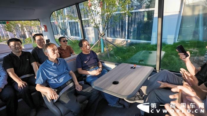 ​近日，宇通智能驾驶巴士小宇2.0在山东青岛西海岸新区亮相，邀请市民试乘，20余位市民代表“抢鲜”体验，这是青岛市首次面向市民开展智能驾驶公交车试乘体验。