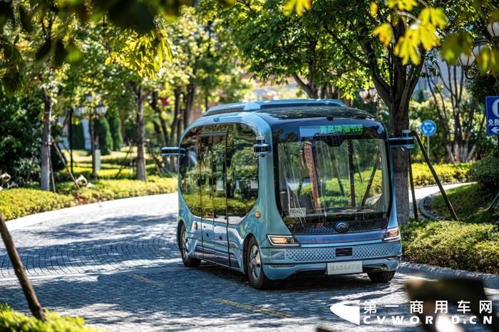 ​近日，宇通智能驾驶巴士小宇2.0在山东青岛西海岸新区亮相，邀请市民试乘，20余位市民代表“抢鲜”体验，这是青岛市首次面向市民开展智能驾驶公交车试乘体验。
