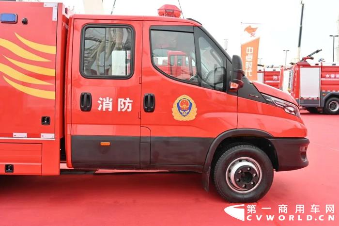 第十九届中国国际消防设备技术交流博览会于10月12日正式开幕，多台使用进口依维柯New Daily国六底盘改装的消防车亮相展会。
