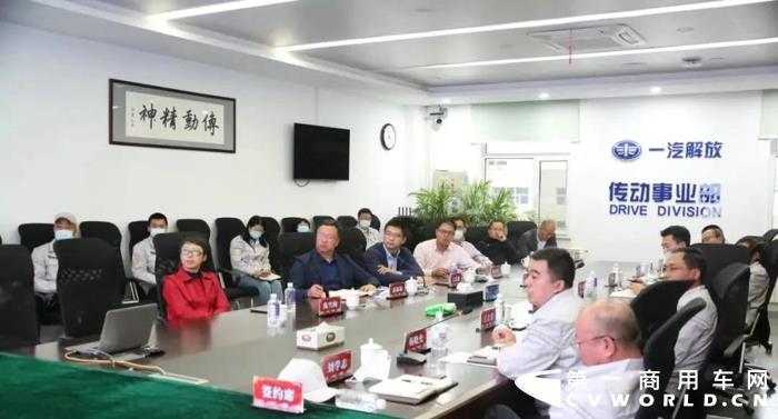 10月13日，一汽解放传动事业部与吉大汽车工程学院在传动事业部举行校企战略合作签约仪式。