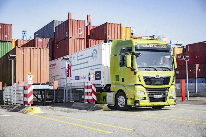 2021年10月13日，曼恩与德国汉堡港务仓储有限公司（以下简称“HHLA公司”）在ITS世界大会上公布了“Hamburg TruckPilot”自动驾驶卡车测试项目的最新成果，在自动化集装箱运输行业树立起新的里程碑。该项目于2018年底启动，针对客户的具体应用场景开发创新性的自动化解决方案，旨在塑造未来的城市交通运营新方式。