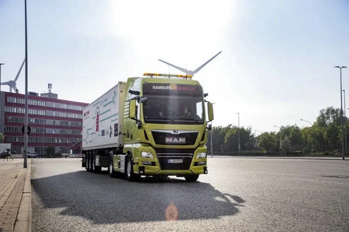 2021年10月13日，曼恩与德国汉堡港务仓储有限公司（以下简称“HHLA公司”）在ITS世界大会上公布了“Hamburg TruckPilot”自动驾驶卡车测试项目的最新成果，在自动化集装箱运输行业树立起新的里程碑。该项目于2018年底启动，针对客户的具体应用场景开发创新性的自动化解决方案，旨在塑造未来的城市交通运营新方式。