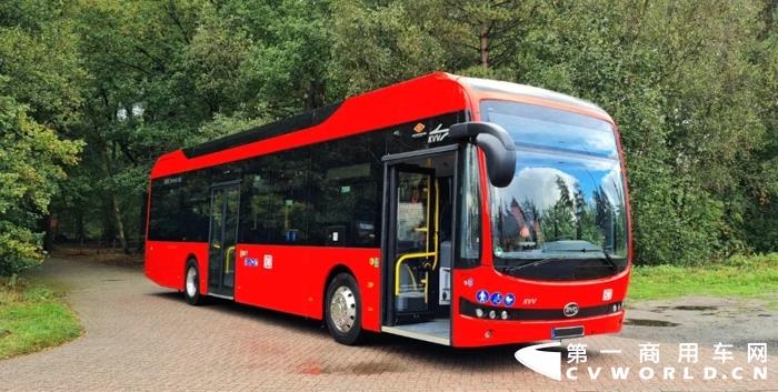 当地时间11月22日，比亚迪宣布向德国联邦铁路公司（Deutsche Bahn）旗下的巴士集团（DB Regio Bus）交付首批5台全新一代12米纯电动巴士，车辆现已在德国巴登-符腾堡州卡尔斯鲁厄区投入运营。这是继2020年22台比亚迪纯电动巴士交付德国鲁尔区并顺利投入运营一年后，比亚迪在汽车工业强国德国市场的又一重大里程碑。