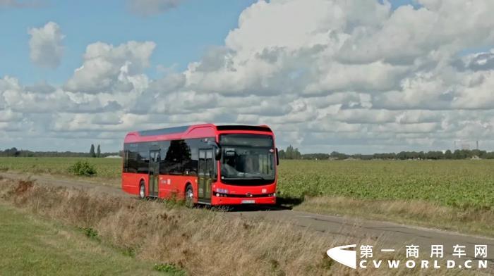 当地时间11月22日，比亚迪宣布向德国联邦铁路公司（Deutsche Bahn）旗下的巴士集团（DB Regio Bus）交付首批5台全新一代12米纯电动巴士，车辆现已在德国巴登-符腾堡州卡尔斯鲁厄区投入运营。这是继2020年22台比亚迪纯电动巴士交付德国鲁尔区并顺利投入运营一年后，比亚迪在汽车工业强国德国市场的又一重大里程碑。