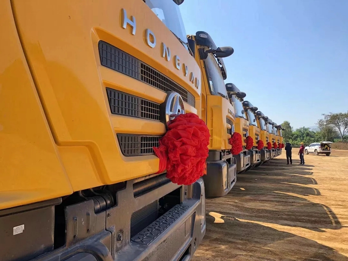 近日，上汽红岩自卸车批量交付仪式在老挝隆重举行，老挝矿业公司首批红岩金刚6×4自卸车成功交付，助力老挝当地矿业高效运输。