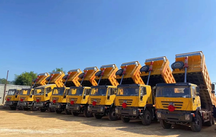 近日，上汽红岩自卸车批量交付仪式在老挝隆重举行，老挝矿业公司首批红岩金刚6×4自卸车成功交付，助力老挝当地矿业高效运输。