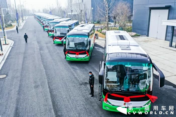 100辆宇通客车“氢”装上阵！首批车辆奔赴北京助力冬奥3.webp.jpg