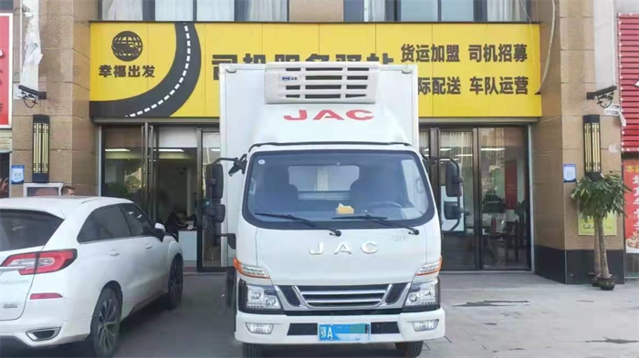 12月10日，江淮轻卡武汉吉盛服务站收到了一面锦旗，上面写着“以诚相待 用心服务 技术一流”12个大字，赠送锦旗的是武汉幸福出发分公司车队的王先生。王先生为什么要送来锦旗，为什么要称赞吉盛服务站“以诚相待 用心服务 技术一流”呢？