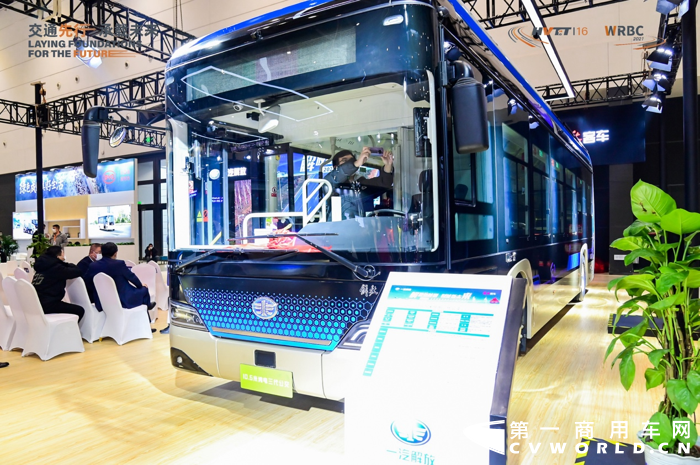  12月21日，“2021世界道路运输与公交车辆大会”在青岛红岛国际会展中心隆重开幕。