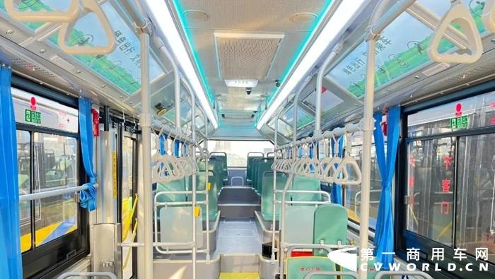 近日，苏州金龙向嘉兴国鸿公交正式交付了15辆搭载重塑科技镜星系列燃料电池系统的海格氢燃料电池公交车，开启了嘉兴市区公交氢能新时代。