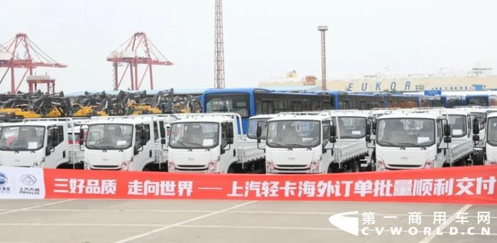 上汽轻卡第一批440台车顺利抵达上海海通国际码头，整装待发！