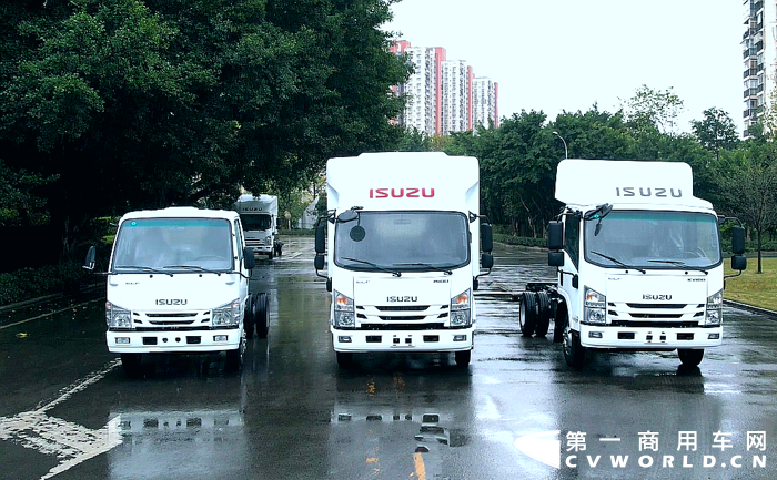 近日，蓝牌新规重磅落地，轻卡行业步入新蓝牌时代。庆铃五十铃未雨绸缪，提前布局，积极上新合规2.5L排量车型，助广大卡友在新规实施后用车无忧。对于庆铃五十铃新蓝牌轻卡，卡友们表现出强烈的关心，其中一些热点问题，小编找来了答案。