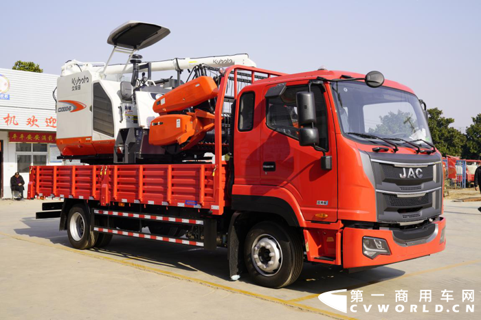 江淮重卡A6L收割机运输车.png