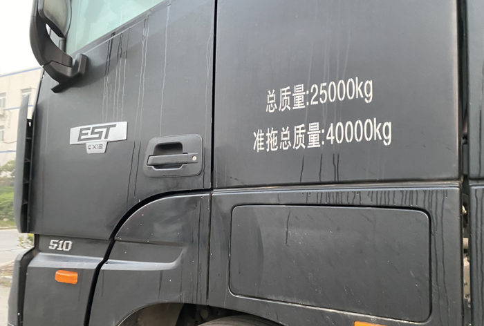 【第一商用车网 原创】近日，第一商用车网小编在安徽六安市舒城县某物流园采访用户时，遇到一位使用欧曼EST重卡运输大型零部件的车主——赵金生（化名），该车配置了福田康明斯发动机，赵金生对这款发动机认可度较高，向小编讲述了福康动力帮助其增收的故事。