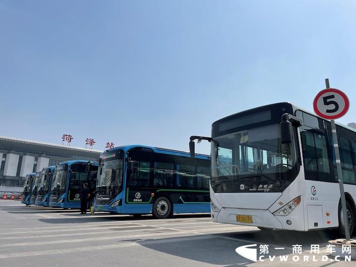 停靠在菏泽站发车区的中通客车.jpg