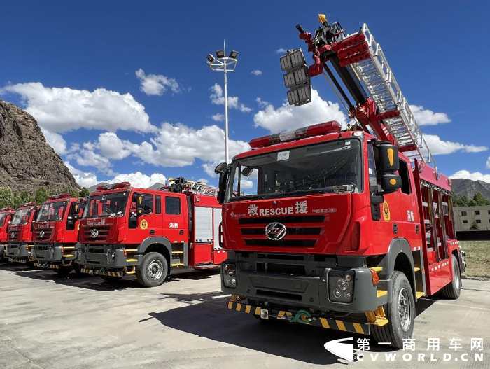 红岩4X2抢险救援车批量交付西藏消防2.png