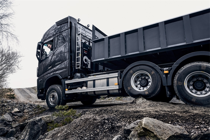 沃尔沃卡车发布一系列新功能，提升了卡车安全性及驾驶操控性，在狭窄区域、崎岖以及湿滑路面均可实现精准操控。例如，在建筑工地路面。