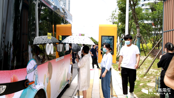 日前，东风悦享与谱尼医学携手打造的“Sharing-Bus无人驾驶核酸采集车”在武汉经开区军山新城已经投入使用啦。