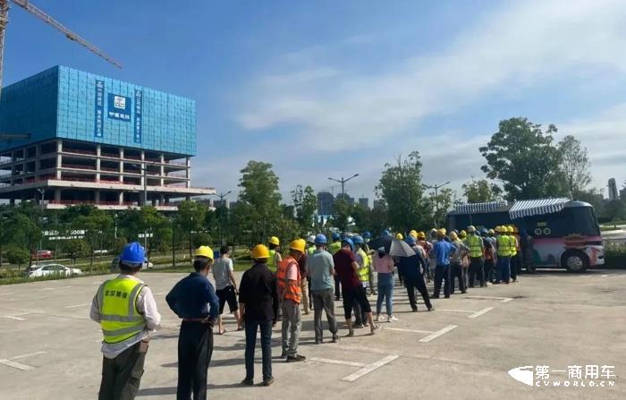 日前，东风悦享与谱尼医学携手打造的“Sharing-Bus无人驾驶核酸采集车”在武汉经开区军山新城已经投入使用啦。