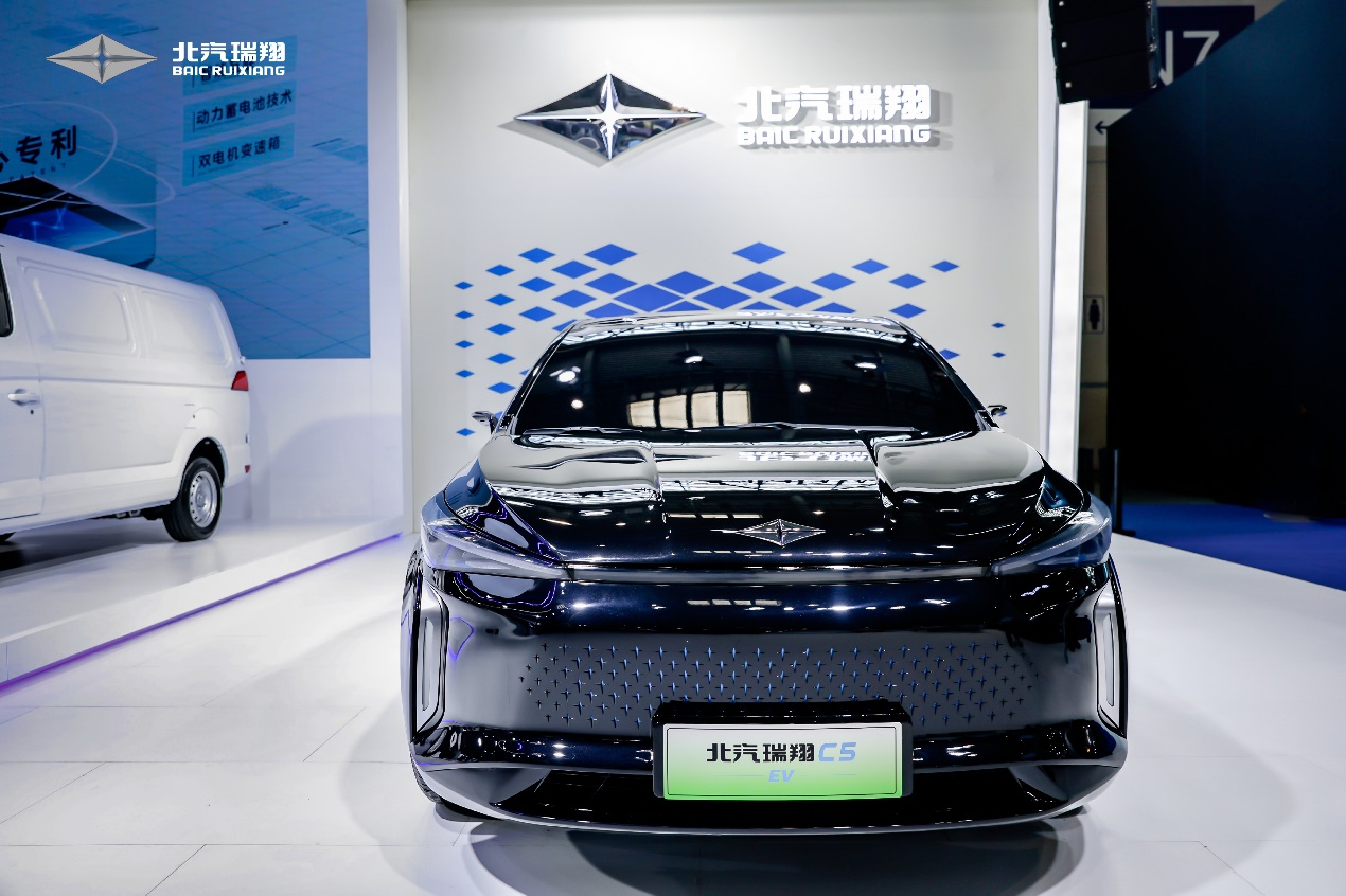6月25日，北汽瑞翔在2022(第二十四届)重庆国际汽车展览会正式发布了以“聚势启新，拥抱未来”为主题的新能源战略。该战略的发布和品牌首款新能源产品博腾V2 EV的产品细节与价格让现场观众充满惊喜，同时部分新能源车型也亮相车展。就此，北汽瑞翔正式踏上E时代新征程，开启了面向新能源汽车市场的加速布局。
