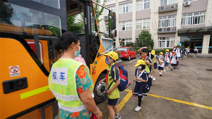 需求很迫切、供给很充足的中国校车，为何普及率只有7.1%？中国人的校车梦，下个十年能实现吗？