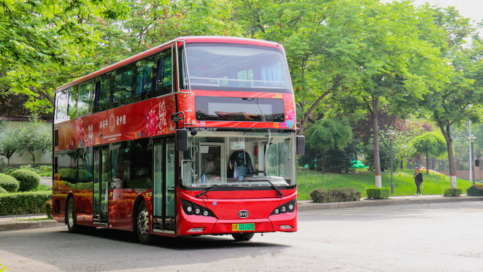 7月22日，随着比亚迪纯电动双层巴士K8S投运活动顺利举办，60台K8S、340台B10纯电动公交全部完成向济南公共交通集团有限公司（简称“济南公交”）的交付。在坚持绿色发展理念下，双方携手以靓丽“中国红”，再塑城市流动风景线，满足群众美好出行需求；也将比亚迪“用技术创新满足人们对美好生活的向往”的企业使命和济南公交“全心全意为乘客”的共同追求，做出了有力践行！