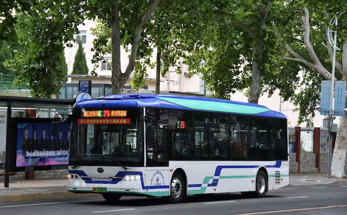 7月22日，随着比亚迪纯电动双层巴士K8S投运活动顺利举办，60台K8S、340台B10纯电动公交全部完成向济南公共交通集团有限公司（简称“济南公交”）的交付。在坚持绿色发展理念下，双方携手以靓丽“中国红”，再塑城市流动风景线，满足群众美好出行需求；也将比亚迪“用技术创新满足人们对美好生活的向往”的企业使命和济南公交“全心全意为乘客”的共同追求，做出了有力践行！