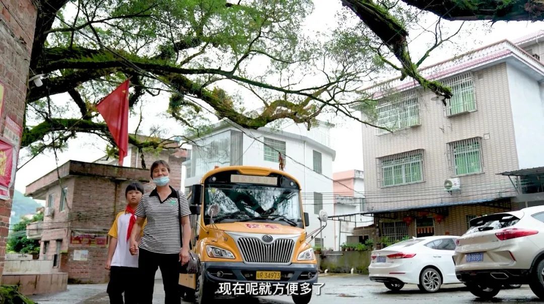 在《校车安全管理条例》颁布的十年里，中国校车的运营与管理不断地规范与发展，这期间涌现出许多优秀案例。清远连州市桐安校车服务有限公司（简称桐安校车）就是其中之一。作为这一条例的践行者，经过多年发展，形成了自己独特的模式，本着“学生安全无小事”这一理念，桐安校车通过“定线，定点，定时，定座，定检，定责”六定原则，服务全市12个乡镇，37所学校，解决5600多名学童上学难的问题，打造了高质量的学生求学路，用责任与担当牢牢守护了下一代的出行安全。