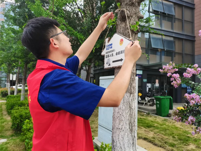 带着学校的殷殷期盼，带着对未来梦想的向往，103位年轻朝气的2022届毕业生开往人生的下一个站台——徐工汽车！