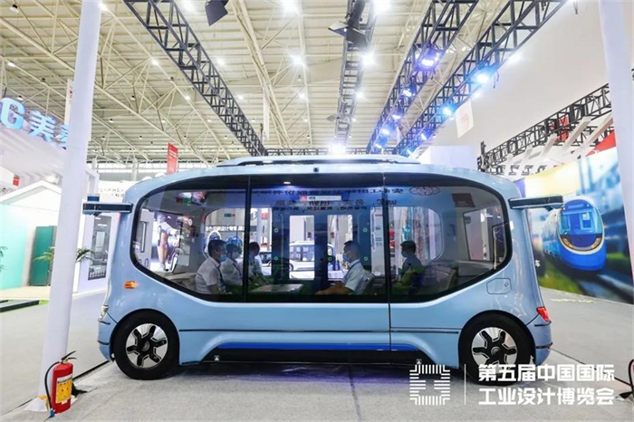 8月5日，2022年中国国际工业设计博览会在武汉国际博览中心盛大开幕。作为客车行业领军企业，宇通客车在本次展会上展示了“小宇2.0”、“宇威”两款产品，并接受“国家级工业设计中心”授牌，这代表着宇通在工业设计方面获得了高度肯定，也标志着宇通在技术创新方面得到了充分认可。