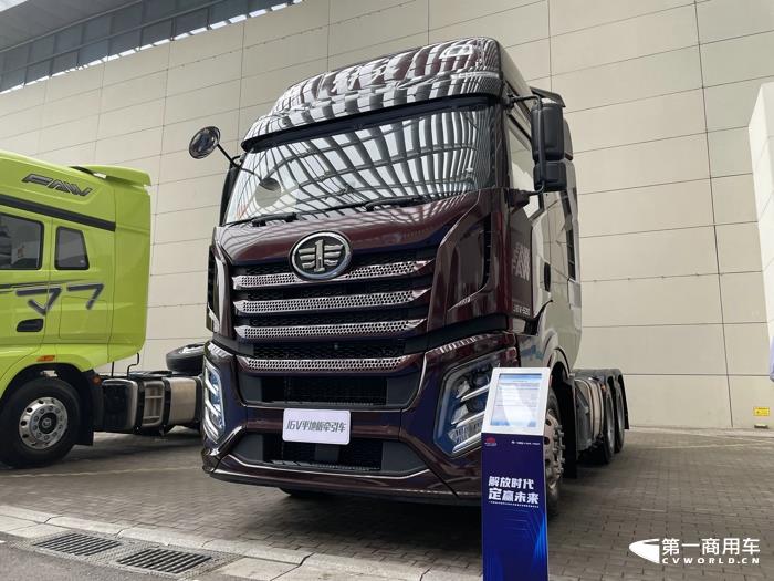 解放J6V平地板牵引车.jpg