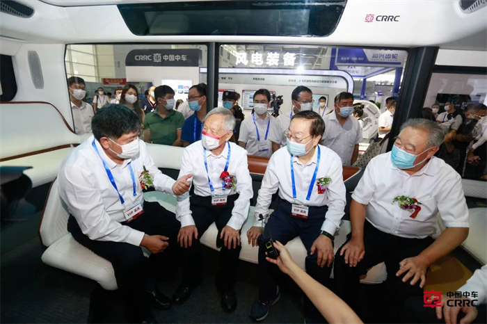8月23日，中国中车L4级无人驾驶微循环巴士小V首次向公众亮相！