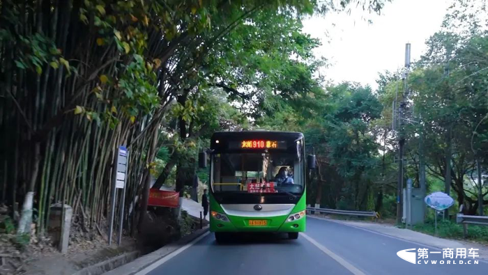 从农村客运班线到常规公交，从常规公交到大站快车，从老旧农村客车到新能源公交车，重庆市巴南区首条城乡公交——910路已运营6年，承担了重庆市巴南区城乡居民的日常出行。