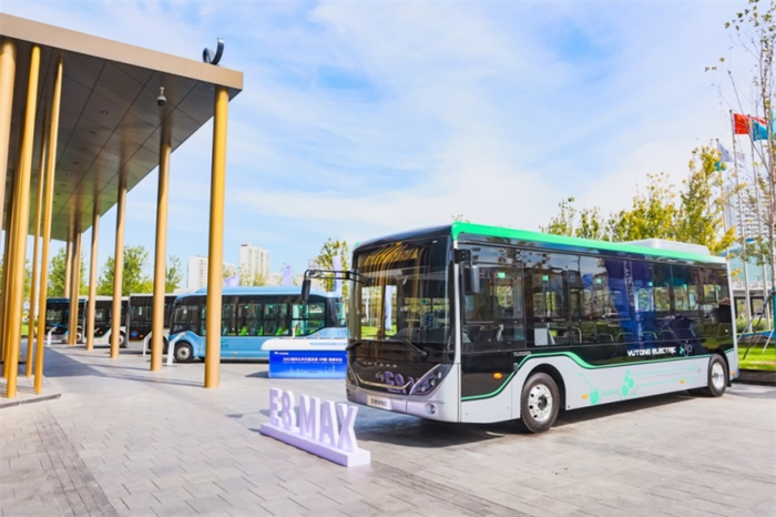 9月是绿色出行宣传月，“公交优先、绿色出行”是社会文明进步的必然要求，也是绿色低碳生活方式的具体体现。如今，高效、节能、环保的新能源公交车已成为城市公共交通的“主力”， 助力加快推进低碳交通运输体系建设，对推进广大群众绿色出行和城市节能环保起到重大意义。特别随着我国老龄化问题的日益严重，公共交通如何更好地满足老年人的出行需求，越来越受到全社会的关注。