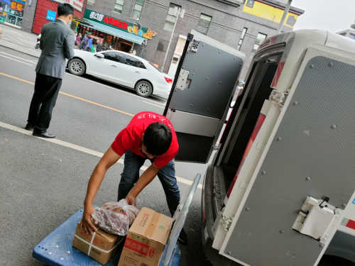 90后阿约阿木来自四川凉山，做过建筑工也开过三轮车，后经朋友介绍做起了货运，经过筛选对比，相中了“不仅能跑、能装，还省钱、高颜值”的智蓝精灵，一同探索成都社区团购的运配新体验。