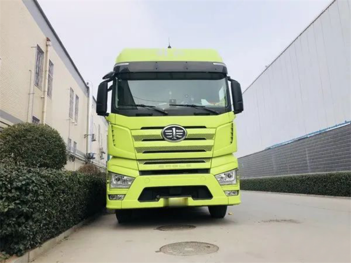 解放J7 8X4冷藏车，以卓越品质、高效动力链，保障长距离冷链运输，且通过数据实时了解冷藏车在途情况，在行业做到领“鲜”一步。