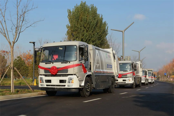 近日，中车电动向北京怀柔区交付批量纯电动压缩式垃圾车，以领先的科技产品助力怀柔区市政环卫工作高质量发展，为守护北京绿水青山贡献力量。