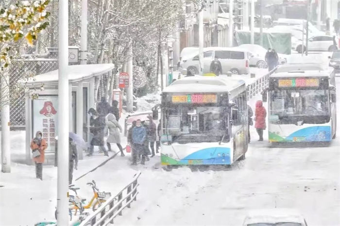 在“东北第一大城市”——沈阳奔跑着千余辆来自中车电动的新能源客车。无论春夏秋冬，它们始终坚守在自己的岗位，从不停歇；无论严寒酷暑它们都用最坚实的身躯，为沈阳市民的绿色低碳出行保驾护航！