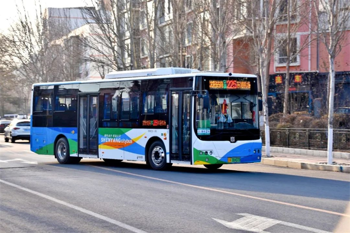 在“东北第一大城市”——沈阳奔跑着千余辆来自中车电动的新能源客车。无论春夏秋冬，它们始终坚守在自己的岗位，从不停歇；无论严寒酷暑它们都用最坚实的身躯，为沈阳市民的绿色低碳出行保驾护航！