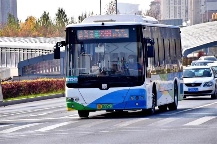 在“东北第一大城市”——沈阳奔跑着千余辆来自中车电动的新能源客车。无论春夏秋冬，它们始终坚守在自己的岗位，从不停歇；无论严寒酷暑它们都用最坚实的身躯，为沈阳市民的绿色低碳出行保驾护航！