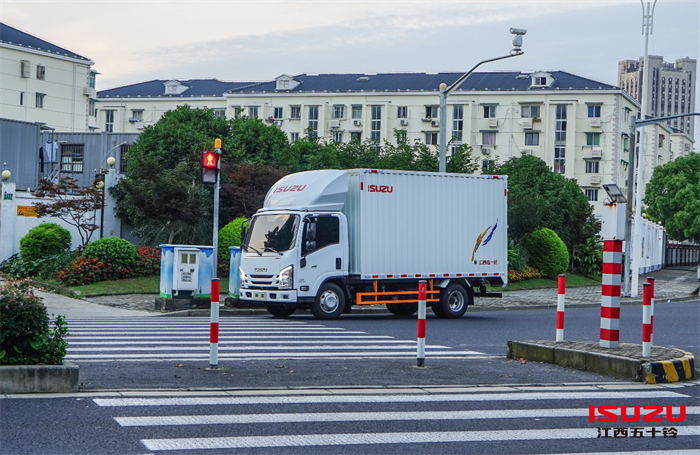 近日，公安部下发《关于进一步便利货车在城市道路通行的通知》(公交管〔2022〕299号)，优化调整货车进城政策，放宽中型货车的城市通行权利。基于此，安徽、山东、山西、云南等多省市积极响应，试点放宽货车的城市道路通行限制，让中型货车与轻型货车享有同等的城市路权。