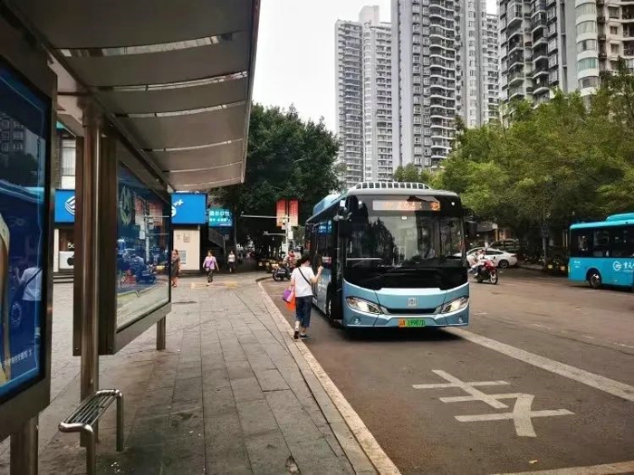 在“山城”重庆，一辆辆中车新能源客车奔跑在大街小巷，成为这座城市绿色出行的实力担当，也为这座“8D魔幻之都”增添了奇特魅力。