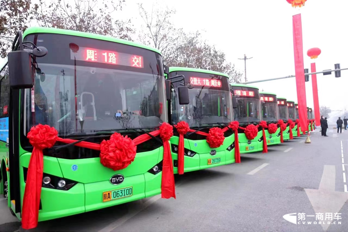 1月4日，“周至县城公交开通仪式”在西安周至县城北大门举行，即日起比亚迪纯电动公交车K7开始在当地新开通的公交线路上投入运营，为群众提供“绿色、便捷、优质、安全”的出行服务，标志着周至县城公交运营实现零的突破，全面迈入电动化新时代。