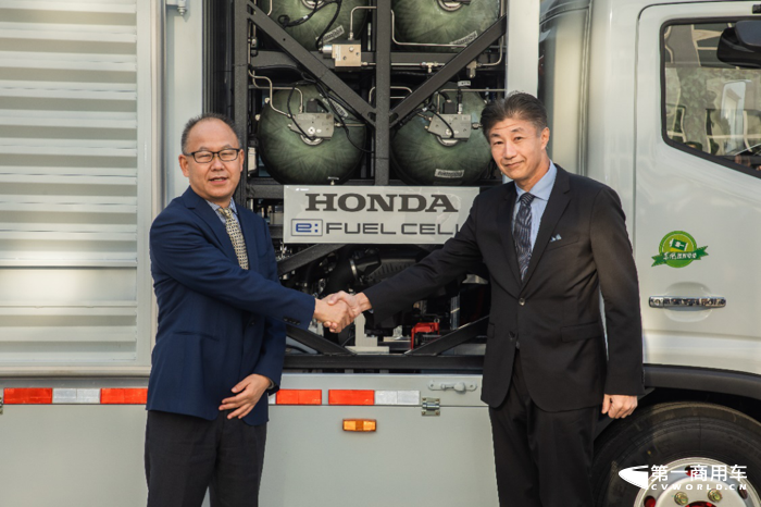 东风汽车集团副总经理张祖同与Honda中国本部长井上胜史合影1.png