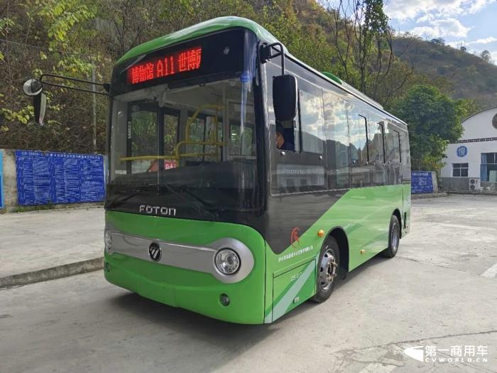 跨新年，提红运。近日，批量福田欧辉BJ6601城市客车交付泸水市诚盛城乡公交服务有限公司（以下简称“泸水公交”），让绿色便捷的新型公交驶入乡村、开进社区，让更多乘客收获美好幸福。