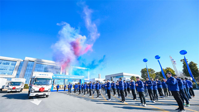 璀璨星汉，驰领未来！1月28日，在徐工汽车制造基地，500台徐工汉驰”星