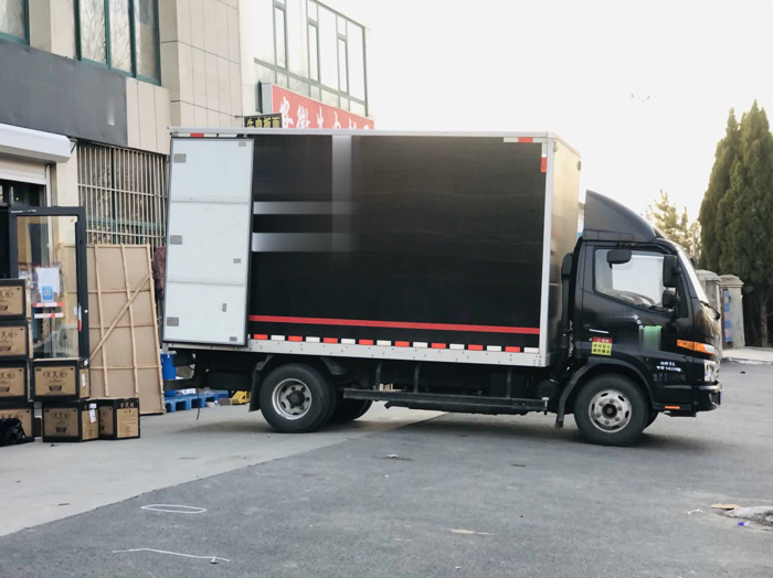 【第一商用车网 原创】人这一生，总是处在不断选择和不断成长的过程中。为了更好地陪伴家人，王师傅不得不放弃长途驾驶员的工作，切换到中短途快递运输事业中。而选择回乡奋斗，正是他和江淮1卡帅铃E并肩作战的开始。