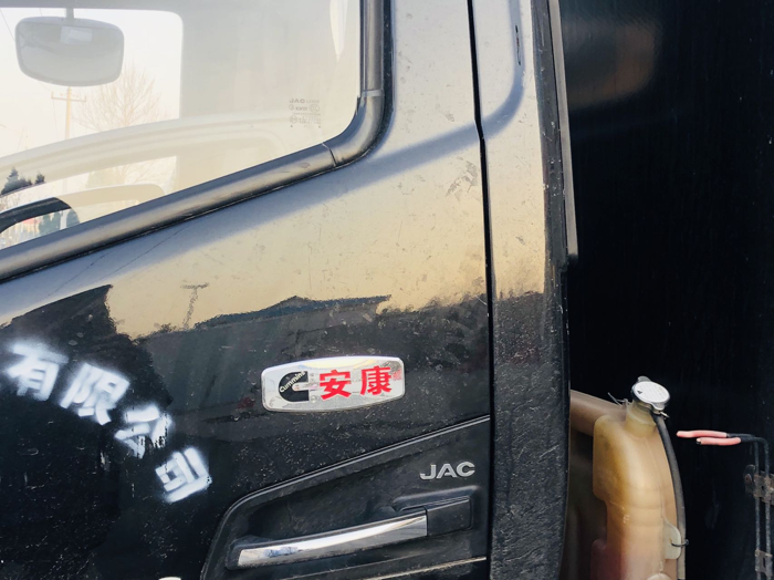 【第一商用车网 原创】人这一生，总是处在不断选择和不断成长的过程中。为了更好地陪伴家人，王师傅不得不放弃长途驾驶员的工作，切换到中短途快递运输事业中。而选择回乡奋斗，正是他和江淮1卡帅铃E并肩作战的开始。